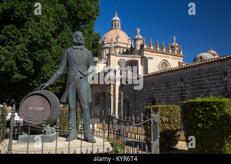 Cattedrale di Jerez e il monumento a Manuel María González Angel, fondatore della González Byass bodega a Jerez de la Frontera Foto Stock