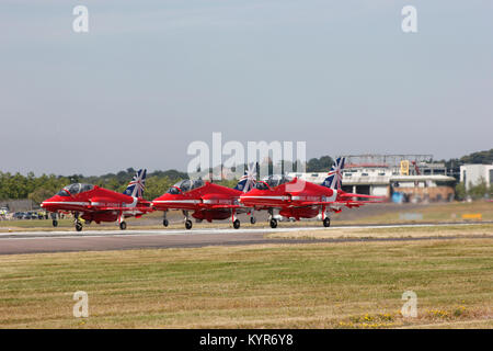 Le frecce rosse preparando per prendere il via a Farnborough Airshow 2014 Foto Stock