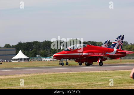 Le frecce rosse preparando per prendere il via a Farnborough Airshow 2014 Foto Stock