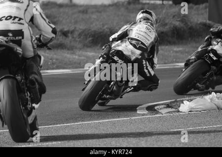 Piloti in gara attraverso la chicane Magheraboy Portrush al 2015 NW 200 Foto Stock