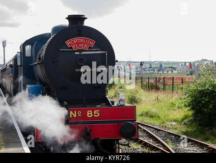 Treno a vapore "Portrush Flyer" a Portrush stazione ferroviaria. Foto Stock