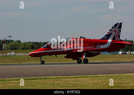 Le frecce rosse preparando per prendere il via a Farnborough Airshow 2014 Foto Stock