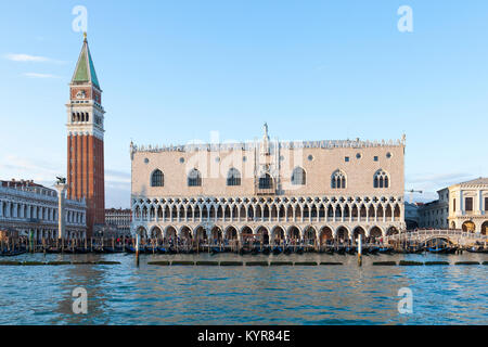 Il Palazzo dei Dogi, Palazzo Ducale, Palazzo Ducale e Piazza San Marco il campanile in morbida luce al tramonto dalla laguna e St Marks basin, Venezia, Veneto, Italia Foto Stock