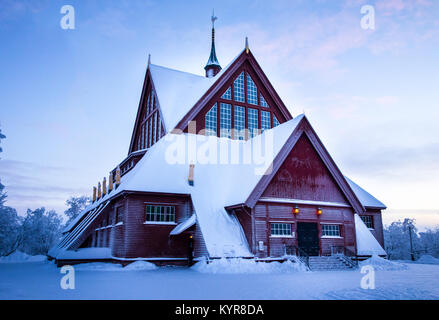 Coperta di neve in chiesa durante l'inverno vicino al crepuscolo Foto Stock