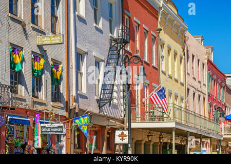 Riga di colorate case nel Quartiere Francese di New Orleans in Louisiana, USA durante il Mardi Gras Foto Stock