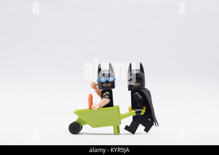 Lego Batman carriola spinta con vacanza batman seduta su di esso. Foto Stock