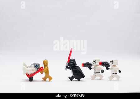 Lego Darth Vader e storm troopers a caccia di c3p e r2d2. isolato su sfondo bianco. Foto Stock