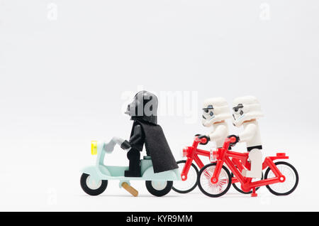 Lego Darth Vader con Storm Trooper di pattuglia con lo scooter e biciclette. dal personaggio Star Wars. Foto Stock