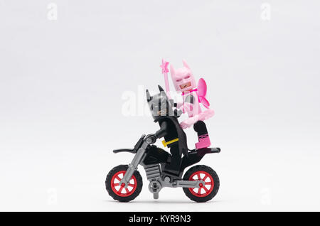 Lego Batman e fiabesco batman equitazione dirt bike. isolato su sfondo bianco. Foto Stock