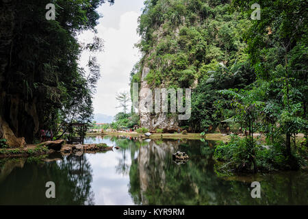 Ipoh, Malesia - 12 dicembre 2014: Acqua riflessione di Xin Qing Ling leisure & Cultural Village, Ipoh, Malesia - casa in legno a Ipoh Lago, Perak, M Foto Stock