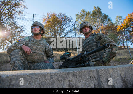 Stati Uniti La riserva di esercito di Spc. Cody Basham, 182nd azienda di trasporti e PFC. Ryan Koranda, 56th Polizia Militare Company, osservare gli obiettivi prima di lavorare sulla acquisizione del bersaglio con un M240B mitragliatrice e un/PAS-13 arma termica vista durante il funzionamento freddo acciaio II a Fort Hunter Liggett, California, il 4 dicembre, 2017. Circa 100 polizia militare soldati con il duecentesimo della Polizia Militare del comando ha partecipato nel funzionamento freddo acciaio, la più grande operazione di gunnery nella storia dell America's Army led riserva da parte del governo degli STATI UNITI La riserva di esercito e ospitato dal 79th Theatre Supporto comando, soldati di formazione Foto Stock