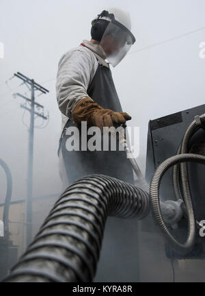 Stati Uniti Air Force Airman 1. Classe Jerry Timmons, 673d disponibilità logistica squadrone strutture combustibili tecnico, osserva un misuratore del livello di liquido su un 50-gallone di ossigeno liquido carrello a base comune Elmendorf-Richardson, Alaska, Dicembre 4, 2017. L'ossigeno viene pressurizzato e raffreddato in uno stato liquido per il trasporto più efficiente da serbatoi criogenici a JBER's Aircraft per fornire aria fresca ai piloti in volo. (U.S. Air Force Foto Stock