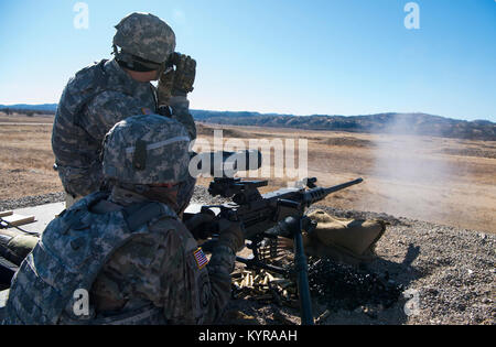 Stati Uniti La riserva di esercito di Spc. Sebastian Austin e Sgt. Jorge Monge, 224th Polizia Militare società e lavorano come un team qualifica con una M2 mitragliatrice durante il funzionamento freddo acciaio II a Fort Hunter Liggett, California, Dicembre 5, 2017. Circa 100 polizia militare soldati con il duecentesimo della Polizia Militare del comando ha partecipato nel funzionamento freddo acciaio, la più grande operazione di gunnery nella storia dell America's Army led riserva da parte del governo degli STATI UNITI La riserva di esercito e ospitato dal 79th Theatre Supporto comando, soldati di formazione per lavorare come team gunnery con equipaggio servito armi. (U.S. La riserva di esercito Foto Stock