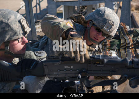 Stati Uniti La riserva di esercito di PFC. Ryan Koranda, 56th Polizia Militare carichi di società le munizioni in un M240B mitragliatrice, assistendo Spc. Cody Basham, 182nd Azienda di Trasporti durante il funzionamento freddo acciaio II a Fort Hunter Liggett, California, Dicembre 5, 2017. Circa 100 polizia militare soldati con il duecentesimo della Polizia Militare del comando ha partecipato nel funzionamento freddo acciaio, la più grande operazione di gunnery nella storia dell America's Army led riserva da parte del governo degli STATI UNITI La riserva di esercito e ospitato dal 79th Theatre Supporto comando, soldati di formazione per lavorare come team gunnery con equipaggio servito armi. (U.S. Esercito rese Foto Stock