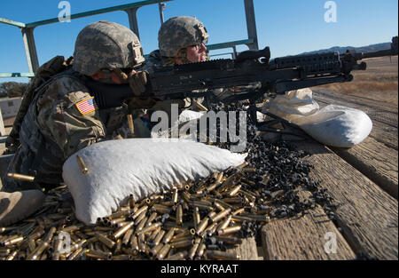 Stati Uniti La riserva di esercito di Spc. Cody Basham, 182nd Transportation Company serve come assistente di artigliare mentre PFC. Ryan Koranda, 56th Polizia Militare azienda si qualifica con un M240B mitragliatrice durante il funzionamento freddo acciaio II a Fort Hunter Liggett, California, Dicembre 5, 2017. Circa 100 polizia militare soldati con il duecentesimo della Polizia Militare del comando ha partecipato nel funzionamento freddo acciaio, la più grande operazione di gunnery nella storia dell America's Army led riserva da parte del governo degli STATI UNITI La riserva di esercito e ospitato dal 79th Theatre Supporto comando, soldati di formazione per lavorare come team gunnery con equipaggio servito armi. Foto Stock