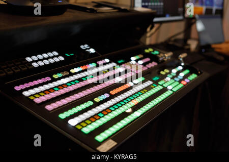 Vista ravvicinata del video switcher di produzione. Messa a fuoco selettiva. Foto Stock