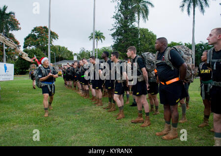 SCHOFIELD BARRACKS - Capt. Phillip Hom, il comandante di compagnia di 95th Engineer Company, 84ma Eng. Battaglione, 130Eng. Brigata, Teatro 8 Supporto comando, parla per la formazione di loop generale, 15 dicembre 2017. Circa 130 soldati e familiari dal 95th Eng. Co., 84ma Eng. Bn., 130Eng. Bde., 8 TSC, così come i soldati della 130Eng. Bde. Il comando Team, è andato su un ruck da Hamilton Campo per loop generale. I soldati hanno donato più di 190 giochi per ragazzi bisognosi attraverso l istituto di servizi umani. (U.S. Esercito Foto Stock