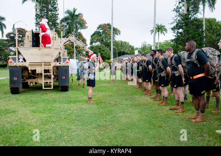 SCHOFIELD BARRACKS - Capt. Phillip Hom, il comandante di compagnia di 95th Engineer Company, 84ma Eng. Battaglione, 130Eng. Brigata, Teatro 8 Supporto comando, parla alla formazione, Dic 15, 2017. Circa 130 soldati e familiari dal 95th Eng. Co., 84ma Eng. Bn., 130Eng. Bde., 8 TSC, così come i soldati della 130Eng. Bde. Il comando Team, è andato su un ruck da Hamilton Campo per loop generale. I soldati hanno donato più di 190 giochi per ragazzi bisognosi attraverso l istituto di servizi umani. (U.S. Esercito Foto Stock