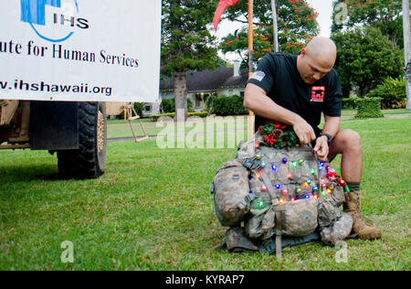 SCHOFIELD BARRACKS - Sgt. Alejandro Romo, un ingegnere di combattimento con 95th Engineer Company, 84ma Eng. Battaglione, 130Eng. Brigata, Teatro 8 Supporto comando, rimuove i giocattoli da il suo zaino a Loop Generale, 15 dicembre 2017. Circa 130 soldati e familiari dal 95th Eng. Co., 84ma Eng. Bn., 130Eng. Bde., 8 TSC, così come i soldati della 130Eng. Bde. Il comando Team, è andato su un ruck da Hamilton Campo per loop generale. I soldati hanno donato più di 190 giochi per ragazzi bisognosi attraverso l istituto di servizi umani. (U.S. Esercito Foto Stock