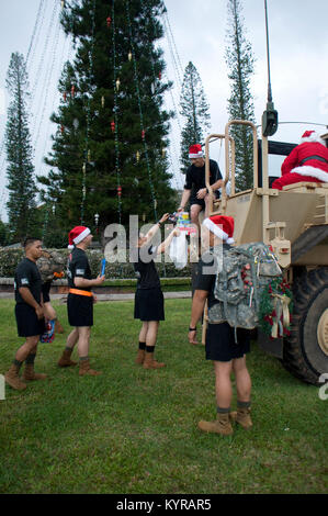 SCHOFIELD caserme militari - girare in giocattoli donazioni al 1 Sgt. Jeff Weaver, società primo sergente, 95th Engineer Company, 84ma Eng. Battaglione, 130Eng. Brigata, Teatro 8 Supporto comando, seduta con Babbo Natale su un MK3 Buffalo gioco Mine-Protected veicolo, Dic 15, 2017. Circa 130 soldati e familiari dal 95th Eng. Co., 84ma Eng. Bn., 130Eng. Bde., 8 TSC, così come i soldati della 130Eng. Bde. Il comando Team, è andato su un ruck da Hamilton Campo per loop generale. I soldati hanno donato più di 190 giochi per ragazzi bisognosi attraverso l'Istituto per H Foto Stock