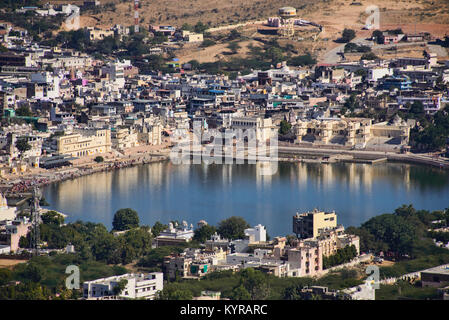 Città santa di Pushkar vista aerea dal tempio Savitri. Rajasthan, India Foto Stock