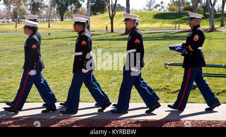 Marines con Alfa Azienda, Sede e il Battaglione di supporto, Marine Corps base Camp Pendleton, eseguire gli onori militari per un caduto il veterano della Marina a Riverside Cimitero Nazionale, Riverside, California, Dic 28, 2017. Dopo la famiglia la richiesta del diritto pubblico 106-65 richiede che ogni veterano ammissibili ricevere un militare gli onori funebri cerimonia, per includere la piegatura e la presentazione degli Stati Uniti bandiera di sepoltura e la riproduzione di rubinetti. (U.S. Marine Corps Foto Stock