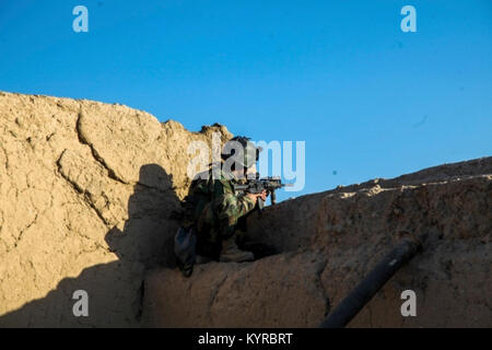 Un Commando afghani le scansioni per le minacce ai suoi compagni di squadra nel corso di una operazione nella provincia di Helmand, Afghanistan, Gennaio 06, 2018. I commandos sono l esercito nazionale afgano è meglio addestrato luce soldati di fanteria responsabile per circa il 70% di tutte le offensive le operazioni a terra di targeting dei talebani e ISIS-K. Stati Uniti Esercito Foto Stock