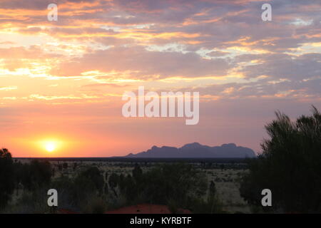 Tramonto su Kata Tjuta -- Australia Foto Stock