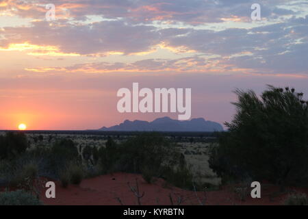 Tramonto su Kata Tjuta -- Australia Foto Stock