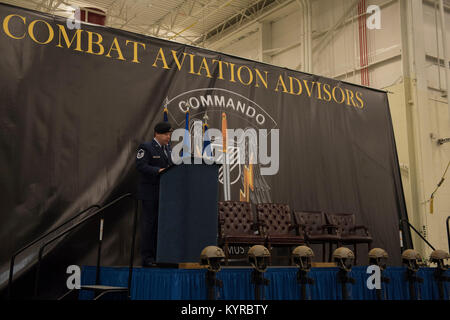 Combattere i consulenti di aviazione assegnato al duca Campo, Florida sono ora autorizzato l'usura del brown beret on Air Force Special Operations Command installazioni dell'AFSOC commander, Lt. Gen. Brad Webb, 6 gennaio 2018. CAAs sono un team di aria Commandos che consigliare forze armate straniere in combattimento aereo in tutto il mondo. (U.S. Air Force Foto Stock