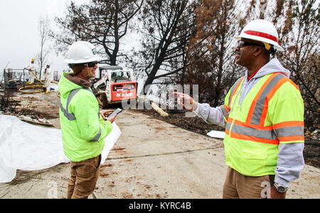 Specialista di sicurezza, Benoit Palmer parla ad un contraente sul sito di una zona residenziale molto, Gen 9 in Clearlake, California. I contraenti continuano ad essere liberata dai detriti provocati dall'ottobre 2017 di incendi. Gli Stati Uniti Esercito di ingegneri sta gestendo la rimozione dei detriti programma di lago, mendocino, Napa Valley e Sonoma contee a seguito di incendi devastanti in ottobre 2017 sotto la direzione del FEMA e in partenariato federali, statali e degli enti locali. USACE sta cercando il più efficiente e fiscalmente responsabili il modo di condurre la rimozione dei detriti programma, in conformità con il Federal contracti Foto Stock