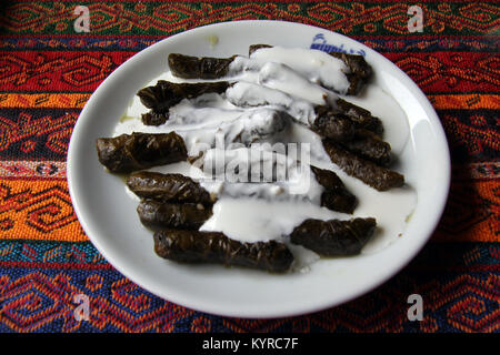 Dolma turco con yogurt sul tavolo nel ristorante, Turchia Foto Stock