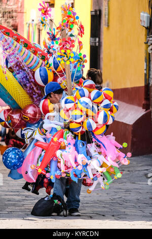 Un maschio di palloncino messicano venditore con molti palloncini colorati a plaza in San Miguel De Allende,Messico Foto Stock