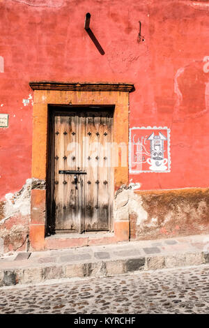 Una parete rossa piccola caffetteria in San Miguel De Allende,Messico Foto Stock