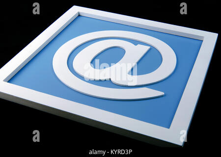 White e-mail segno isolato su sfondo nero Foto Stock