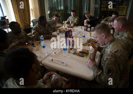 Segretario dell'esercito Mark T. Esper mangia il pranzo con i soldati combinata di Task Force Defender, 35th difesa aerea della brigata di artiglieria, a Seongju, Corea del Sud il 10 gennaio, 2018. Esper ha visitato la Corea per discutere la disponibilità con unità di misura in tutto il territorio coreano di teatro e di informare i soldati, famiglie e civili per la sua posizione e le politiche come segretario dell'esercito durante la sua visita di tre giorni. (U.S. Esercito Foto Stock