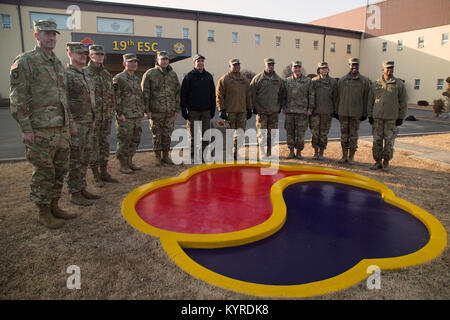 Segretario dell'esercito Mark T. Esper pone con i soldati del XIX Expeditionary Supporto comando a U.S. Army Garrison Daegu, Corea del Sud il 10 gennaio, 2018. Esper ha visitato la Corea per discutere la disponibilità con unità di misura in tutto il territorio coreano di teatro e di informare i soldati, famiglie e civili per la sua posizione e le politiche come segretario dell'esercito durante la sua visita di tre giorni. (U.S. Esercito Foto Stock