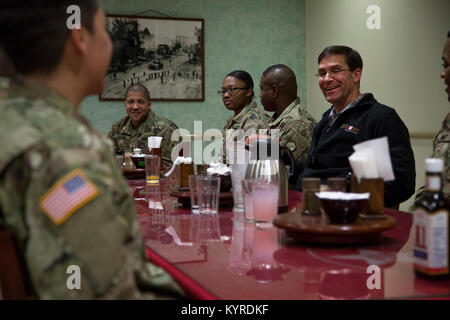 Segretario dell'esercito Mark T. Esper mangia la cena con soldati dal xix Expeditionary supporto comando in un impianto da pranzo presso il Camp Carroll, Corea del Sud il 10 gennaio, 2018. Esper ha visitato la Corea per discutere la disponibilità con unità di misura in tutto il territorio coreano di teatro e di informare i soldati, famiglie e civili per la sua posizione e le politiche come segretario dell'esercito durante la sua visita di tre giorni. (U.S. Esercito Foto Stock