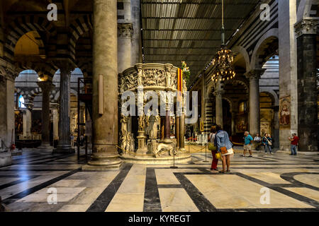 Giovanni Pisano il pulpito di marmo evidenzia l'interno di Santa Maria Assunta, Pisa del grandioso Duomo in Piazza dei Miracoli, Italia Foto Stock