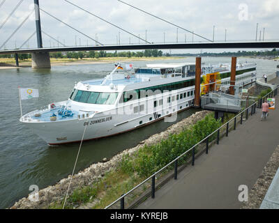 Nave Da Crociera Sul Fiume Reno Dusseldorf Nrw Germania Foto Stock