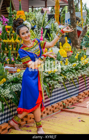 NAKORN PHNOM, Tailandia - 14 febbraio 2015: Thai nordest Phutai Danzatrice con il costume tradizionale nel mondo Phutai event day in Renunakorn di Nakor Foto Stock