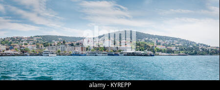 Vista panoramica di Buyukada (Big Island) dal traghetto sul mare.L'isola è una delle quattro isole chiamato sulle Isole dei Principi nel Mar di Marmara, nei pressi di Istanbul, T Foto Stock