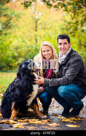 Giovane con cane godendo di autunno in natura Foto Stock