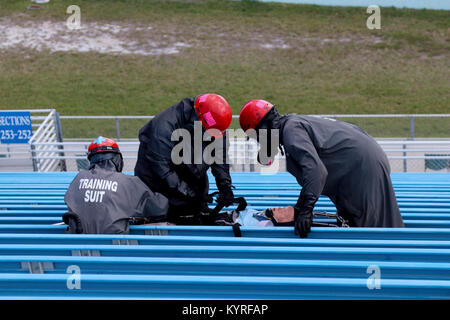 I soldati assegnati alla 414th Chemical Company da Orangeburg, Carolina del Sud cinturino in una simulazione di incidente durante una formazione congiunta esercizio ospitato dal Homestead-Miami Speedway e Miami-Dade Vigili del Fuoco in Miami, Florida. Gen. 11, 2018. Questo JTE focalizzata sulla creazione di capacità di risposta e la transizione senza saldatura tra i locali di operatori di primo soccorso e il follow-sul supporto fornito da La Guardia Nazionale e Active duty soldati. (Brevetto statunitense n. S. Esercito Foto Stock