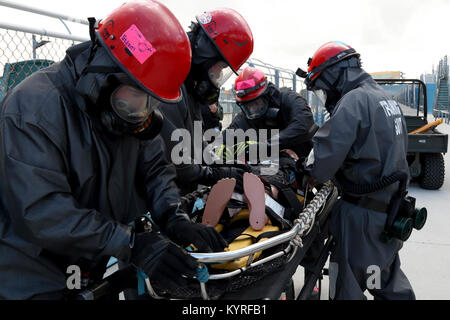 I soldati assegnati alla 414th Chemical Company da Orangeburg, Carolina del Sud il salvataggio simulato un incidente durante una formazione congiunta esercizio ospitato dal Homestead-Miami Speedway e Miami-Dade Vigili del Fuoco in Miami, Florida. Gen. 11, 2018. Questo JTE focalizzata sulla creazione di capacità di risposta e la transizione senza saldatura tra i locali di operatori di primo soccorso e il follow-sul supporto fornito da La Guardia Nazionale e Active duty soldati. (Brevetto statunitense n. S. Esercito Foto Stock