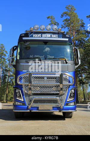 RAASEPORI, Finlandia - 14 settembre 2014: Volvo Trucks introduce il FH16 in una versione appositamente progettata ispirato la dura competizione velica Vo Foto Stock