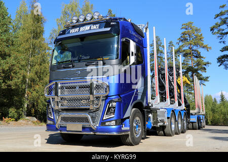 RAASEPORI, Finlandia - 14 settembre 2014: Volvo Trucks introduce il FH16 in una versione appositamente progettata ispirato la dura competizione velica Vo Foto Stock