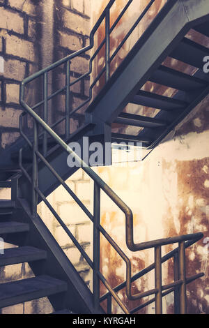La tromba delle scale in un moderno edificio per uscita di emergenza Foto Stock