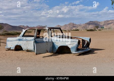 Viaggi avventura attraverso la Namibia: un auto abbandonate nel deserto Foto Stock