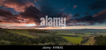 Inverno tramonto sul vecchio Winchester Hill - un Iron Age Fort - dal South Downs, Hampshire, Regno Unito Foto Stock